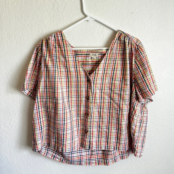 Buttoned Crop Top - Picture 5 of 6